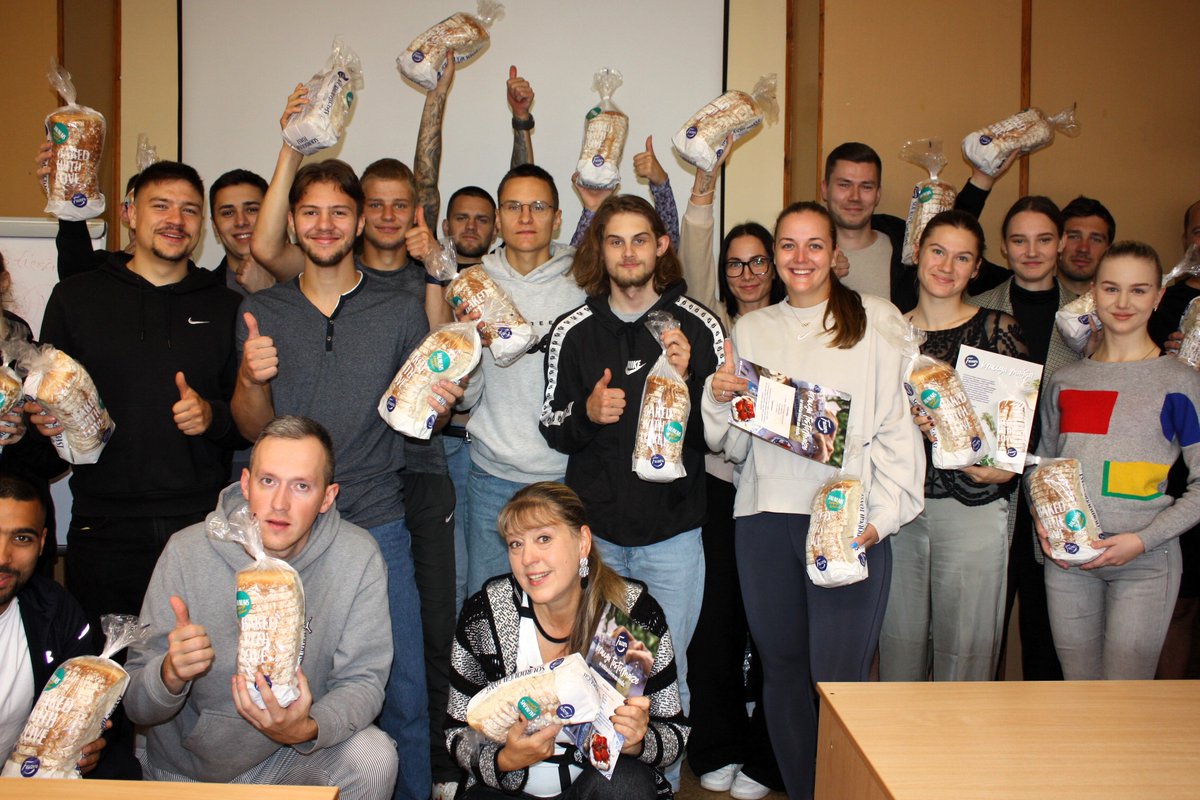 LSPA_lv's tweet photo. Rīts LSPA studentiem un mācībspēkiem sācies ar negaidītu pārsteigumu.
Pie mums ciemos ieradās FAZER pārstāvji, kuri LSPA saimei atveda 250 kukulīšus jaunās ierauga tostermaizes ar nektarīniem un medu, kas tiek cepta Ogrē.
Maizīte tiešām ļoti garda.
PALDIES!
#FazerLatvija #lspa https://t.co/qyqD5Uj5uV