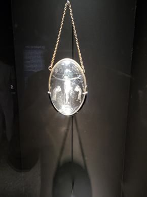 AgeMoyen's tweet photo. Les Carolingiens s’y intéressent de près, et favorisent le travail du cristal : en témoigne cette œuvre en forme de demi-œuf représentant le Christ en croix, sans doute réalisé à la cour de Charles le Chauve au IXe siècle. https://t.co/KvRE0vnjX2