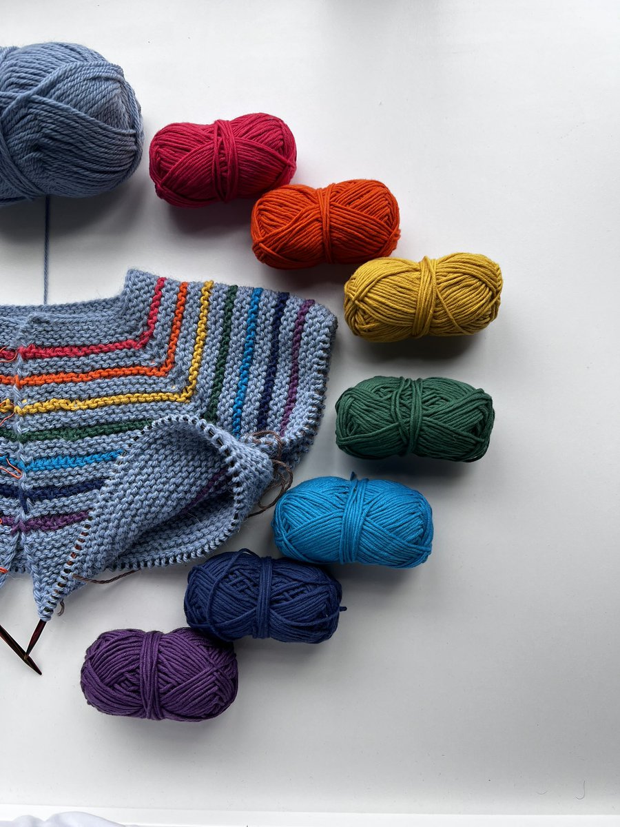 Test knitting this cute cardigan designed by @nataliesellesknits 

Pattern: #GarterRainbowCardigan
Designer: @nataliesellesknits 
Yarn: Alpaca Storm 
by @vikinggarn in DK (MC)
Mini Cottony by @lamiayarns 

#yarntogarment2023 #childrensknitwear