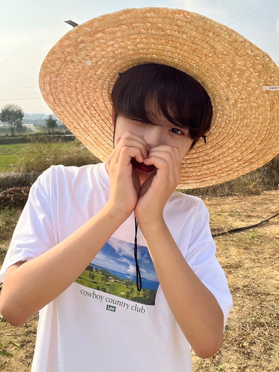 thewind_twt's tweet photo. [#안찬원] 위즈~~여기 어디게요~~~
현준이랑 고구마 캐러 왔어요!!
추석 잘 보내세요🐢🩵 https://t.co/ZElptJOHdK