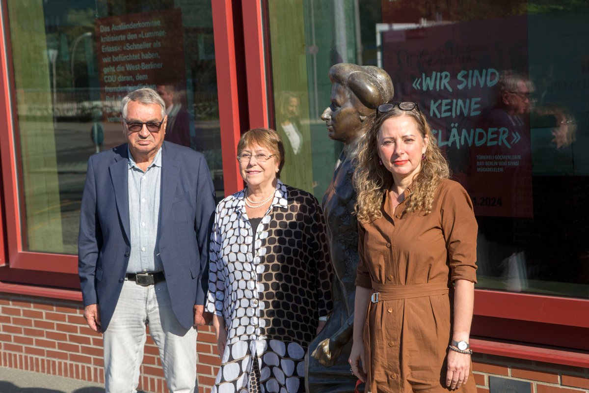 Anlässlich der Veranstaltung «Tief ins Gedächtnis gegraben» war @mbachelet, die ehemalige Präsidentin von #Chile, zu Besuch in der Rosa-Luxemburg-Stiftung. Sie sprach über ihre Exilerfahrungen und den Putsch in Cile vor 50 Jahren. Eine gemeinsame Veranstaltung mit @FEShistory.