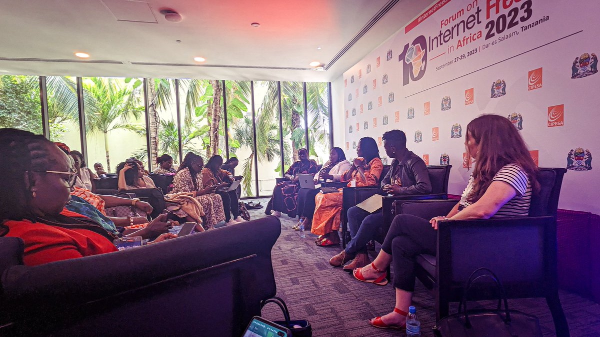 How can we combat online violence against women in #Africa? @NDI, @wougnet, @PollicyOrg, @AFRICTIVISTES and @Internews talk about it in an interactive session. ️They share their experiences and reflect with #FIFAfrica23 participants on possible solutions #InternetFreedomAfrica