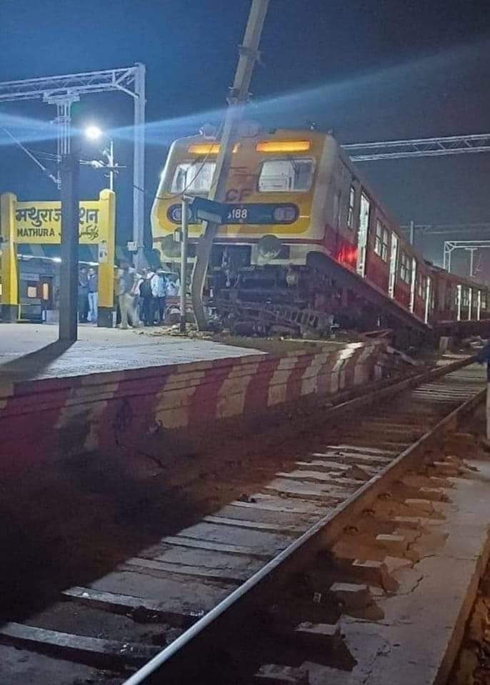 #railway
#yatra
70 साल में पहली बार कोई गाड़ी प्लेटफॉर्म पर आई है।