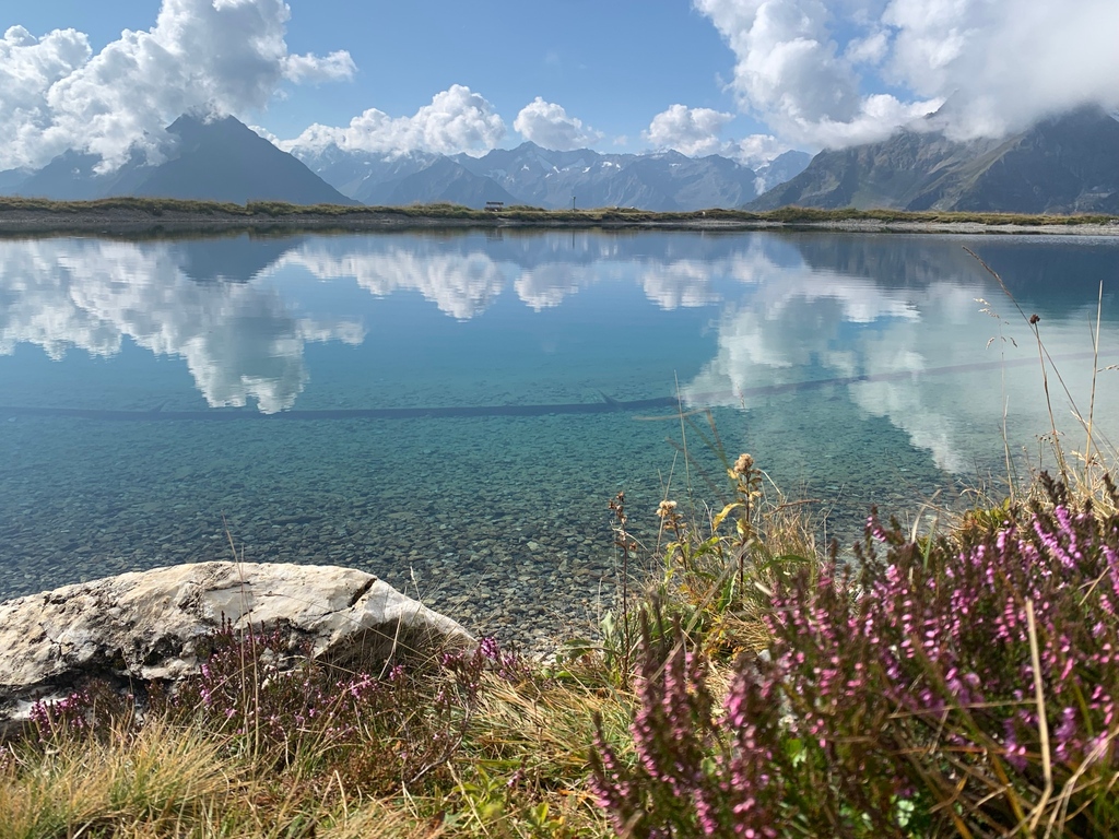 Die 𝐆𝐫𝐚𝐧𝐚𝐭𝐤𝐚𝐩𝐞𝐥𝐥𝐞 𝐚𝐦 𝐏𝐞𝐧𝐤𝐞𝐧𝐣𝐨𝐜𝐡 🤍 ist ein Ort der Einkehr und Stille! Hier überzeugt nicht nur der atemberaubende Ausblick auf die Zillertaler Bergwelt 🤩 sondern auch das glitzernde Wasser ✨ im Speicherteich Penkenjoch!  ⁠
#lovetux