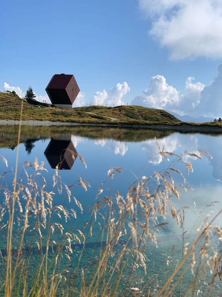 TuxFinkenberg's tweet photo. Die 𝐆𝐫𝐚𝐧𝐚𝐭𝐤𝐚𝐩𝐞𝐥𝐥𝐞 𝐚𝐦 𝐏𝐞𝐧𝐤𝐞𝐧𝐣𝐨𝐜𝐡 🤍 ist ein Ort der Einkehr und Stille! Hier überzeugt nicht nur der atemberaubende Ausblick auf die Zillertaler Bergwelt 🤩 sondern auch das glitzernde Wasser ✨ im Speicherteich Penkenjoch!  ⁠
#lovetux https://t.co/QxQfynrRLv