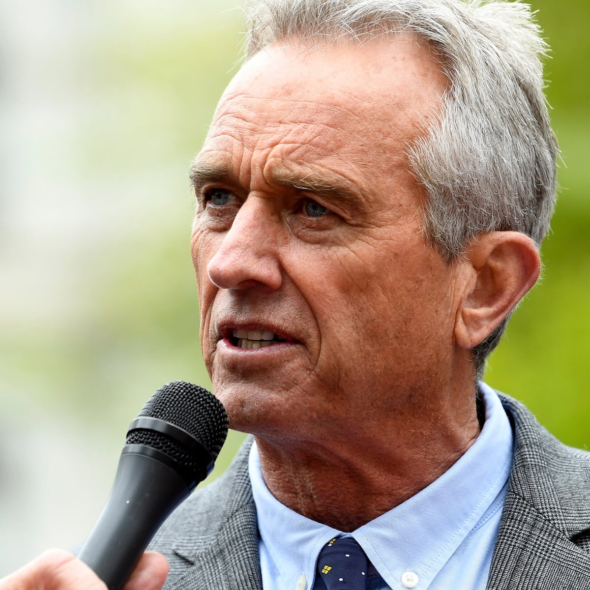 In den USA finden am 5. November 2024 die Präsidentschaftswahlen statt. Bekannte Kandidaten sind Joe Biden, Donald Trump und Robert Kennedy Junior. Ich würde Robert Kennedy Junior wählen. Warum? Weil Kennedy sich getraut hat in einem Gespräch mit dem Journalisten Peter Bergen von