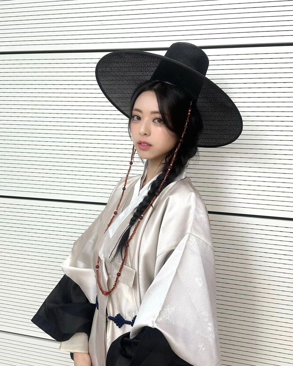yunadite's tweet photo. Alright, Happy chuseok day with Yuna! When you're all dolled up for Chuseok, how do you sprinkle your own magic to make the day absolutely fabulous? Spill the tea on your unique traditions!🖤 https://t.co/XbtdYxNPlJ