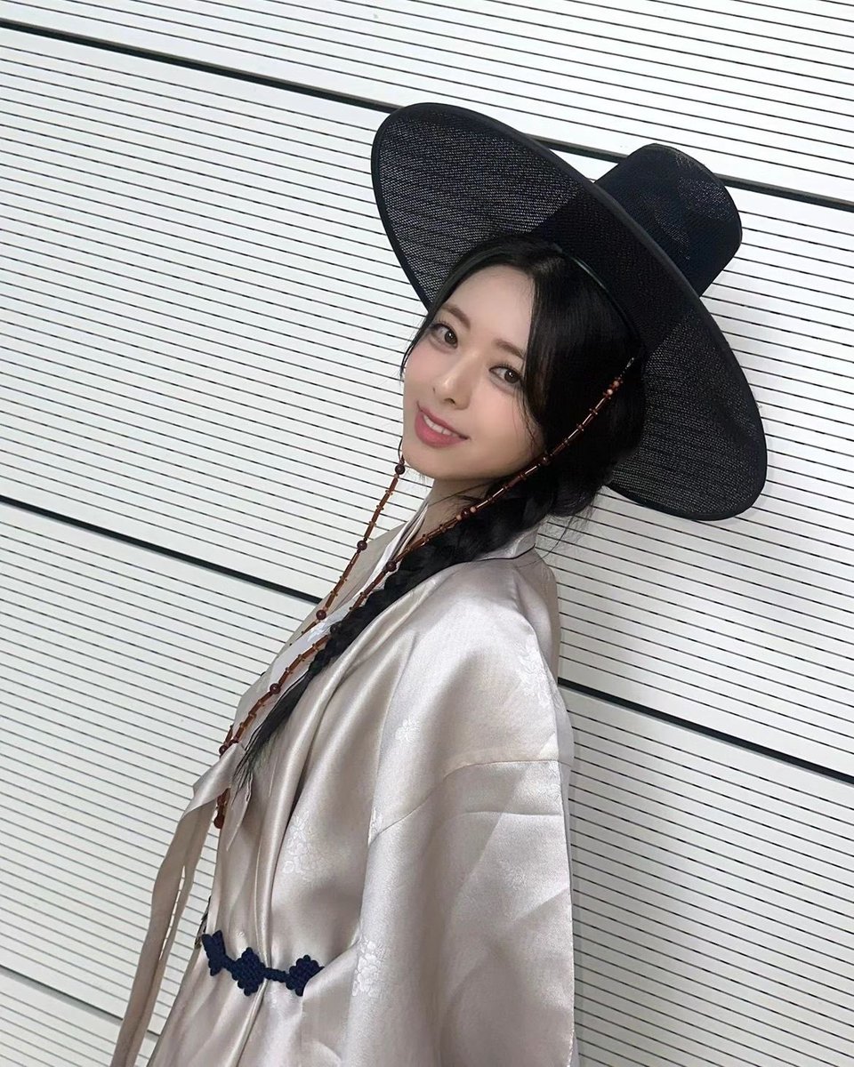 yunadite's tweet photo. Alright, Happy chuseok day with Yuna! When you're all dolled up for Chuseok, how do you sprinkle your own magic to make the day absolutely fabulous? Spill the tea on your unique traditions!🖤 https://t.co/XbtdYxNPlJ