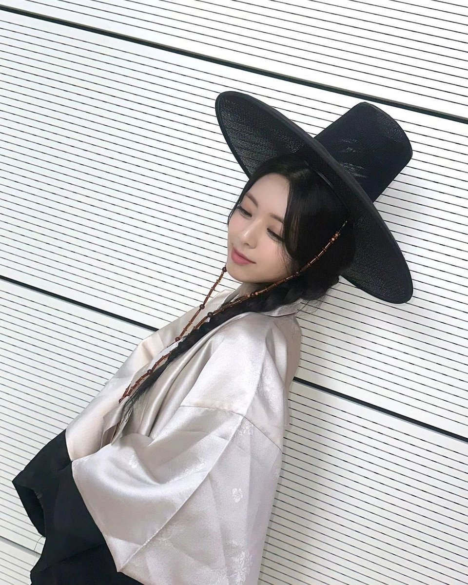 yunadite's tweet photo. Alright, Happy chuseok day with Yuna! When you're all dolled up for Chuseok, how do you sprinkle your own magic to make the day absolutely fabulous? Spill the tea on your unique traditions!🖤 https://t.co/XbtdYxNPlJ