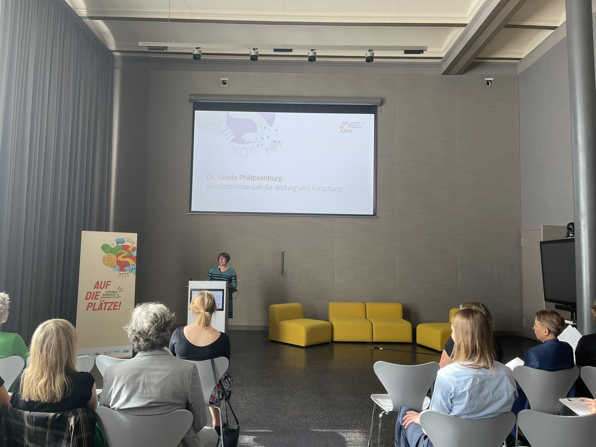 mitforschen's tweet photo. “Der Wettbewerb beschreibt #CitizenScience als einen zukunftsweisenden Ansatz - zurecht!”, sagt @GPhilipsenburg (@BMBF_Bund) in ihrem Grußwort zur Preisverleihung. #aufdieplätzemitforschen https://t.co/YnKp0HtEqk
