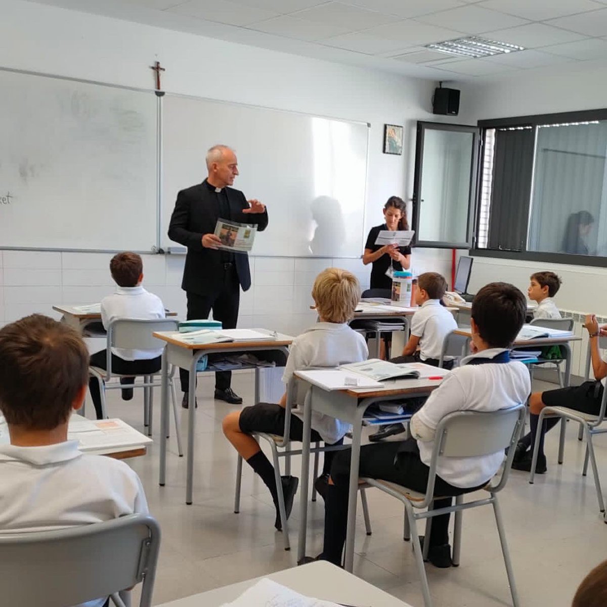 visfound's tweet photo. Hoy el p. @MiguelCavalle ha visitado el @HighlandsBcn para promover la cultura de la solidaridad en las 12 clases de primaria, explicando el proyecto en Ruanda. Cada clase apadrina un niño de la “cité des jeunes de Nazareth”. El colegio ha entregado su primer donativo 23/24. https://t.co/MH56F4C7J6