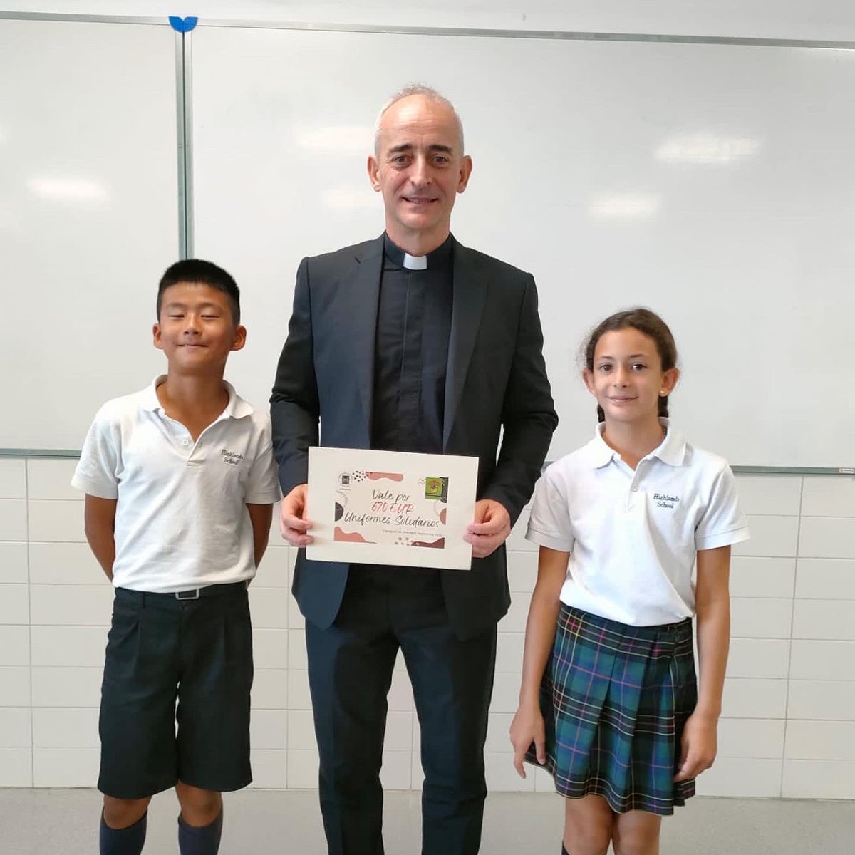 visfound's tweet photo. Hoy el p. @MiguelCavalle ha visitado el @HighlandsBcn para promover la cultura de la solidaridad en las 12 clases de primaria, explicando el proyecto en Ruanda. Cada clase apadrina un niño de la “cité des jeunes de Nazareth”. El colegio ha entregado su primer donativo 23/24. https://t.co/MH56F4C7J6