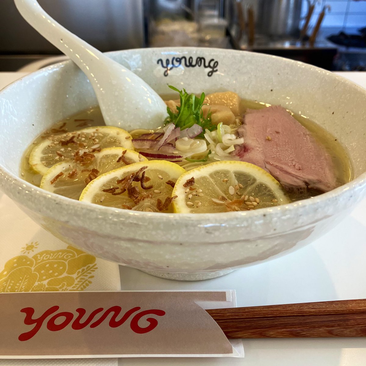 d_6nd's tweet photo. 大社町移転後の #ラーメンやんぐ 
少し広くなってグッズが充実
まだまだ認知されてないからたまに空いてる。
で、暑いのでレモンラーメン
#三島市観光アンバサダー
https://t.co/g750BY11yq https://t.co/3yFAOhCZcl