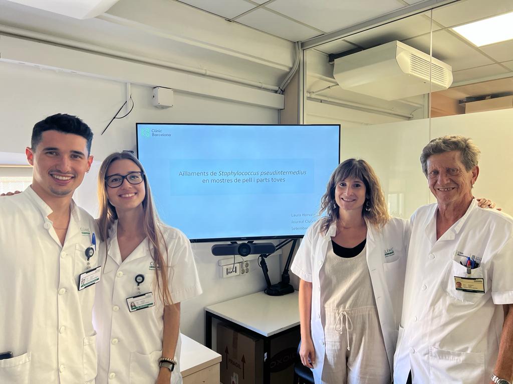 🗣️ Donem la benvinguda a la R1, Laura Horvath, que ahir es va estrenar en els journals dels residents. És el Staphylococcus pseudintermedius un patogen infradiagnosticat? 🤔#formació #residents <a href="/hospitalclinic/">Hospital Clínic</a>