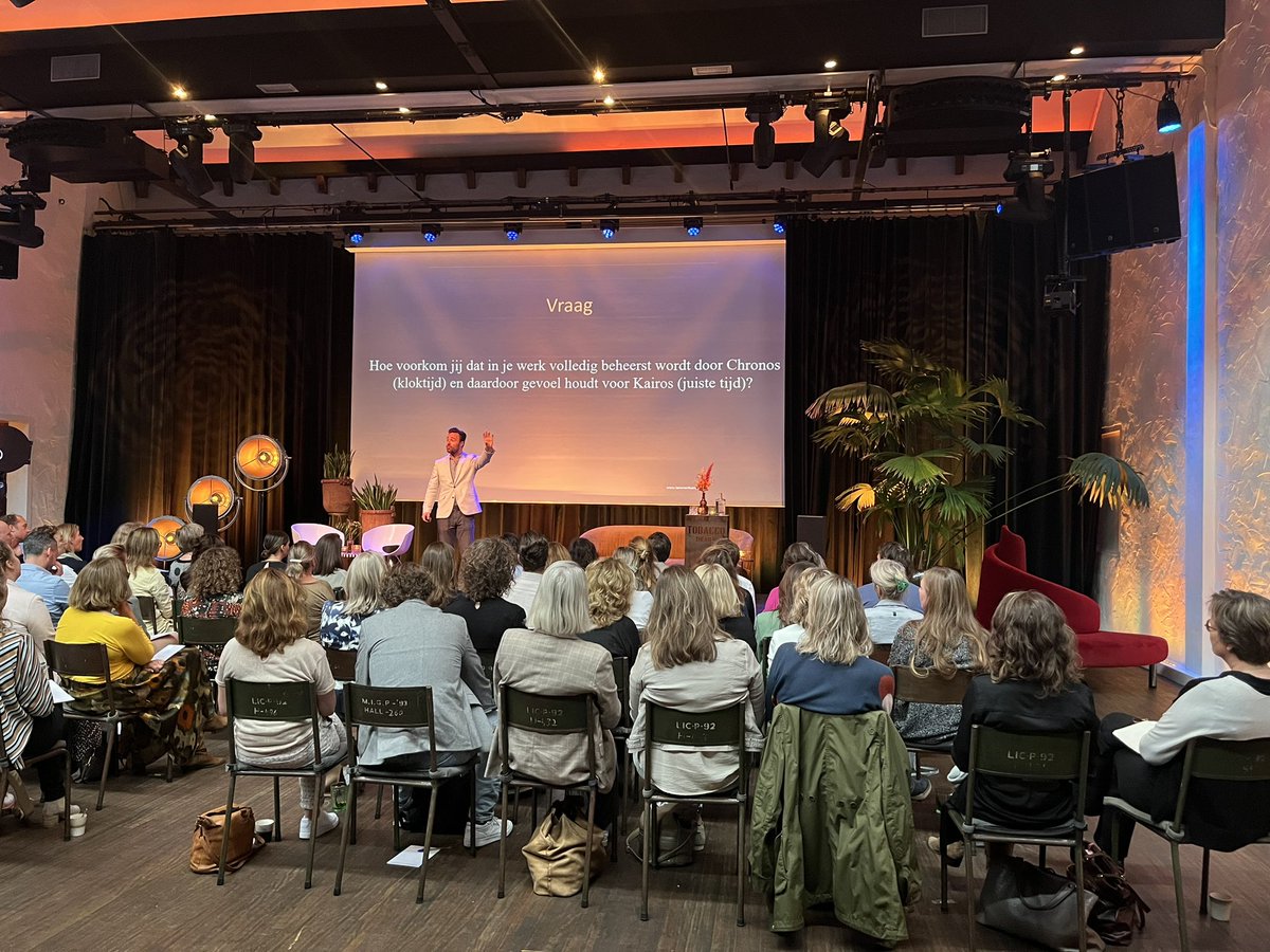 NFMD_NL's tweet photo. Het NFMD Congres 2023 wordt afgetrapt door @lammertkamphuis! Een actieve #lezing over hoe je #lichaam serieuzer te nemen op de #werkvloer en tips om je #ergernissen juist #positief in te zetten. Integreer speelse elementen in je #werk en word minder opgeslokt door kloktijd ⌛️ https://t.co/Nl4UfN0rKY