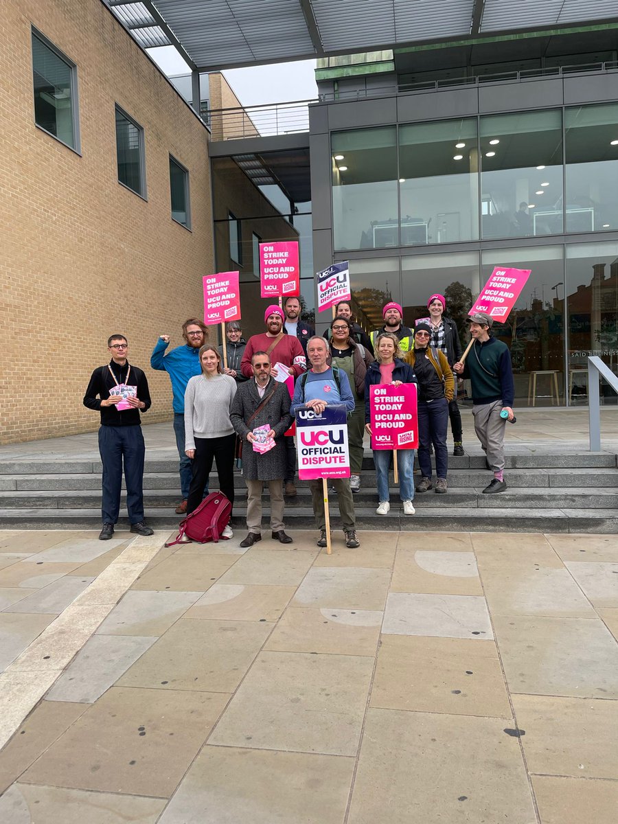 Great discussions and solidarity at today's picket at the Saïd Business School this morning! 

#ucuRISING #FourFights #UCUstrikes
