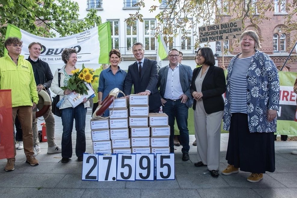 Geschafft! Volksinitiative erfolgreich dem Landtag SH am 26.Sept. übergeben. Nimmt er die Einschränkungen für Bürgerbegehren und Bürgerentscheide nich zurück, beantragt das Bündnis das Volksbegehren, um einen Volksentscheid herbeizuführen. ⁦<a href="/Volksentscheid/">Mehr Demokratie e.V.</a>⁩ ⁦#Demokratie