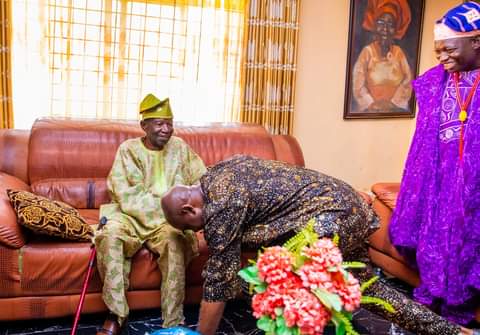 realtolulope's tweet photo. @renoomokri Ekiti Governor pay a visit to his former Principal and his wife who was also his English Teacher in the same Secondary school. True Omoluabi https://t.co/v99rCHSm0E