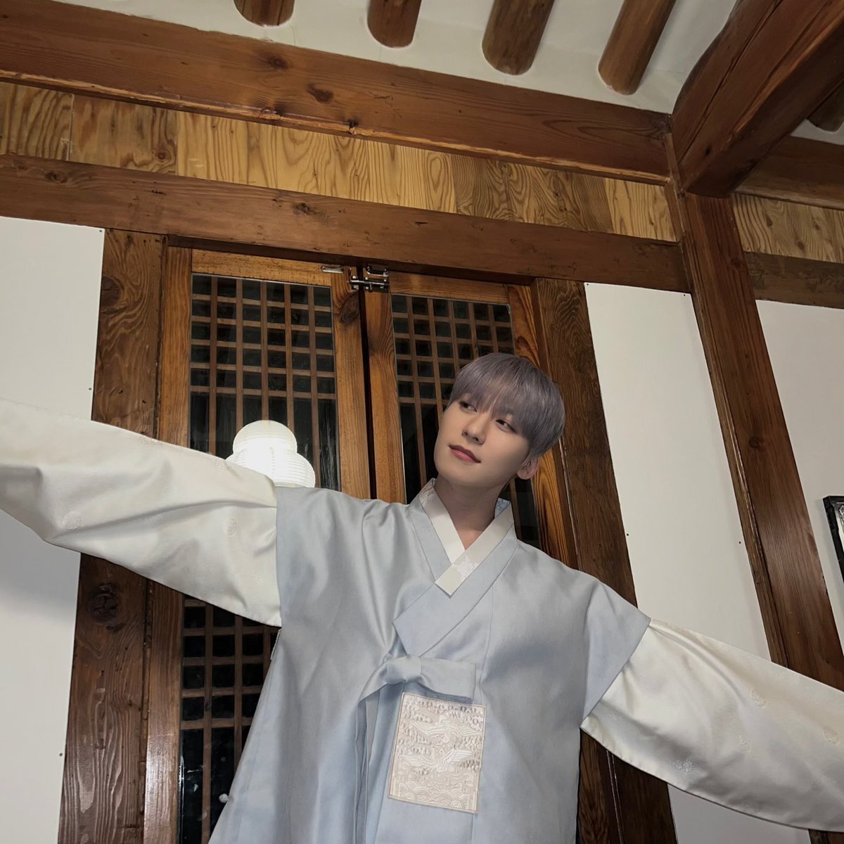official_ONEUS's tweet photo. [#건희]
HAPPY 추석 🙇🏻‍♂️🩵 https://t.co/u6nJzsPcbh