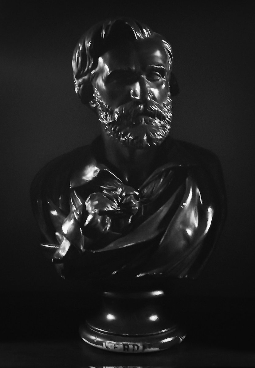 BurkhardRichard's tweet photo. #ONFalstaff @Opera_North opening tonight. 'Tutti gabbati!' Toi's m'lovely colleagues @GarryWalker74 @henrywadd @maestroclass @SopranoIsabelle #kateroyal #paulnilon #deanrobinson #EgorZhuravskii #louisewinter
👇 Bust of Verdi @GrandTheatreLS1 https://t.co/iIGc9ggOMV