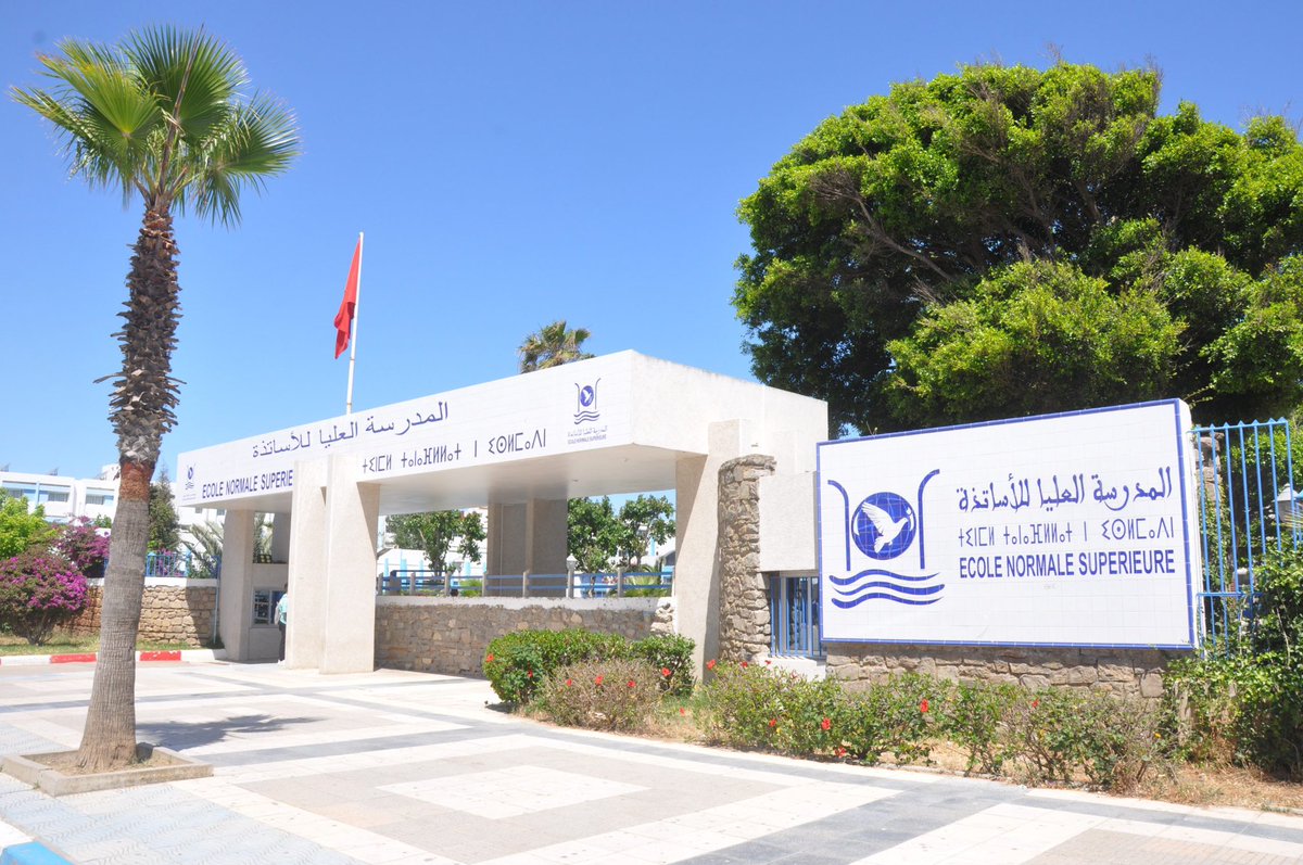 التحقتُ هذه السنة بسلك التعليم العالي، وانتسبتُ إلى شعبة اللغات بالمدرسة العليا للأساتذة بتطوان التابعة لجامعة عبد المالك السعدي. وهي مؤسسة ذاتُ ولوج محدودٍ متخصصة في تكوين كفاءاتٍ في مجال التعليم، وتضم شعبا ومسالك وتخصصات كثيرة. والمعتمد فيها نظام: الإجازة-الماستر-الدكتوراه.