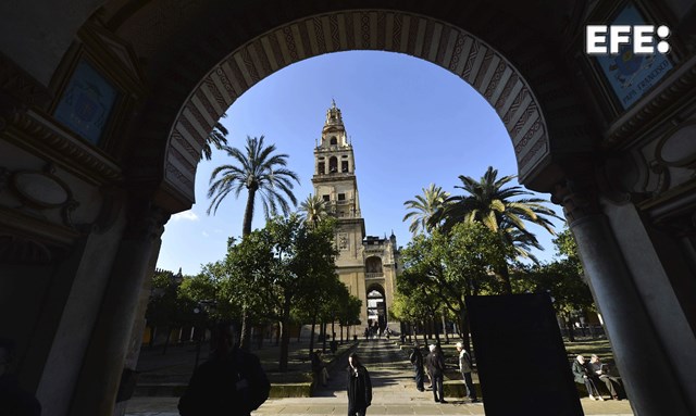 EFE_Andalucia's tweet photo. Un dron pilotado por un turista extranjero se ha estrellado esta mañana contra la torre de la Mezquita-Catedral de Córdoba, Patrimonio de la Humanidad, sin que haya causado ningún daño a la estructura. https://t.co/KBBS550scF