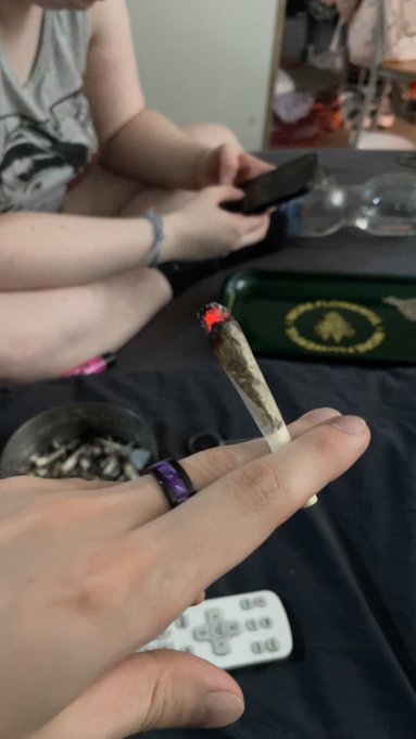 weed and burgers, im happy😌 https://t.co/QTu12IpdT8