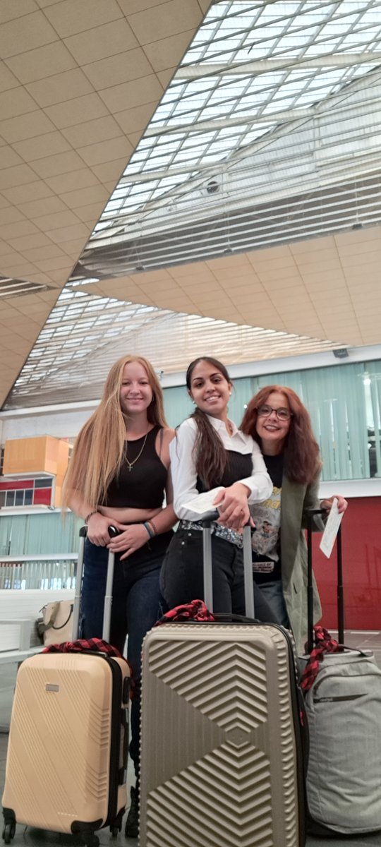 gitanos_org_ZGZ's tweet photo. Nuestras chicas de Zaragoza listas para el Encuentro Estatal de estudiantes gitanos y gitanas en Madrid.📚 🚉 #Promociona #Promociona+ #GitanasConEstudios #GitanasComFuturo https://t.co/6Y9wM7yfcR