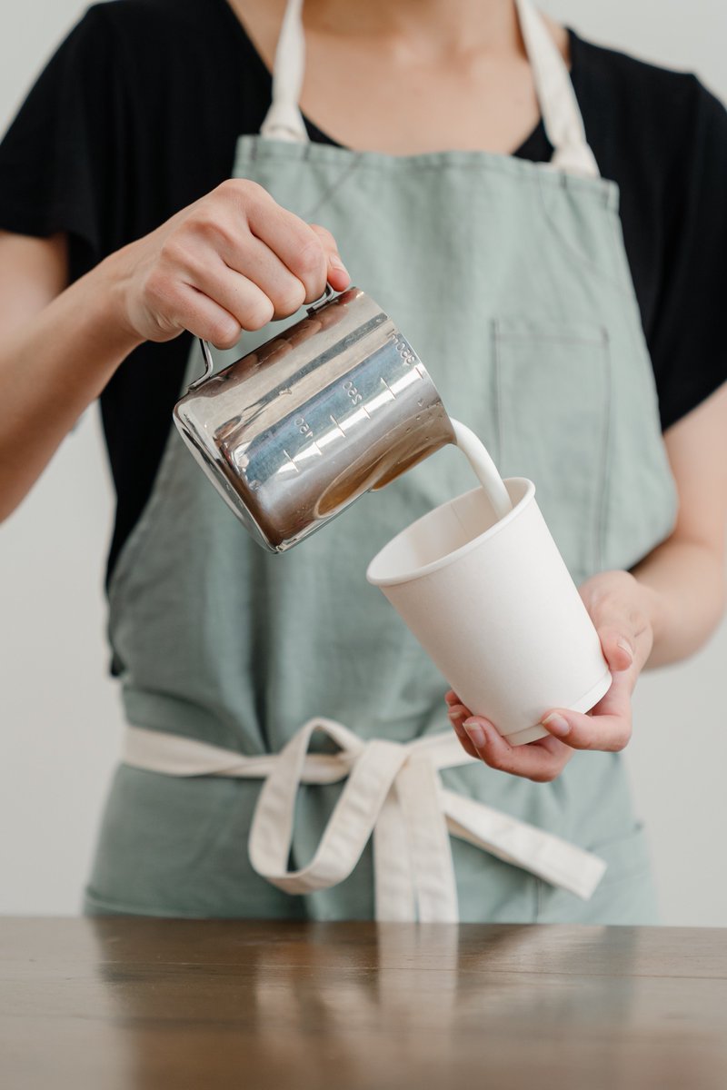Tchibo_presse's tweet photo. Wie gelingt dir der perfekte Latte Macchiato? Hierbei ist die Reihenfolge der Kaffee- und Milchzubereitung entscheidend. Was glaubst du: Erst die Milch aufschäumen und dann den Kaffee zubereiten oder umgekehrt? ☕🥛Die Antwort jetzt bei "5 Tassen täglich": https://t.co/WtDBHc3SQG https://t.co/82cgtDlNQP