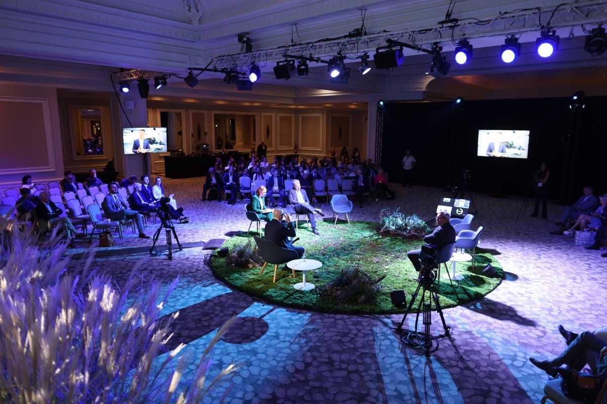 #NiceClimateSummit - TR : L'aviation face au défi de la décarbonation✈️
Avec :
<a href="/fgoldnadel/">Franck Goldnadel</a> du directoire des Aéroports de la Côte d'Azur
Olivier MAZZUCCHELLI, <a href="/transaviaFR/">Transavia</a>
@DardenneJo de Transport &amp; Environnement
<a href="/HokeDirk/">Dirk Hoke</a>, <a href="/volocopter/">Volocopter</a>
Animé par <a href="/MCABIROL/">CABIROL MICHEL</a>, <a href="/LaTribune/">La Tribune</a>