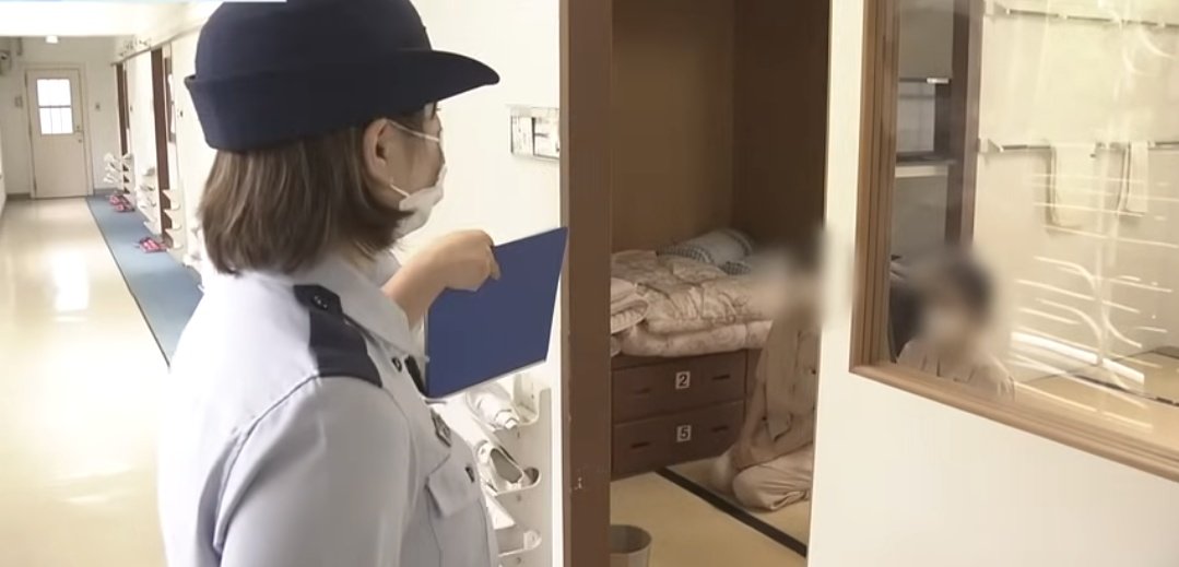 oldayachan's tweet photo. 朝はだいたい6時40分位に起きて、着替たりして点呼したよ‼️
先生が来て(番号‼️)といわれて(1.2.3…)かな。
あやか声が小さいことあって、先生に
(コラッ‼️声が小さい💢)といわれてた💦
#女子刑務所 https://t.co/vtQ2ZiDkXY