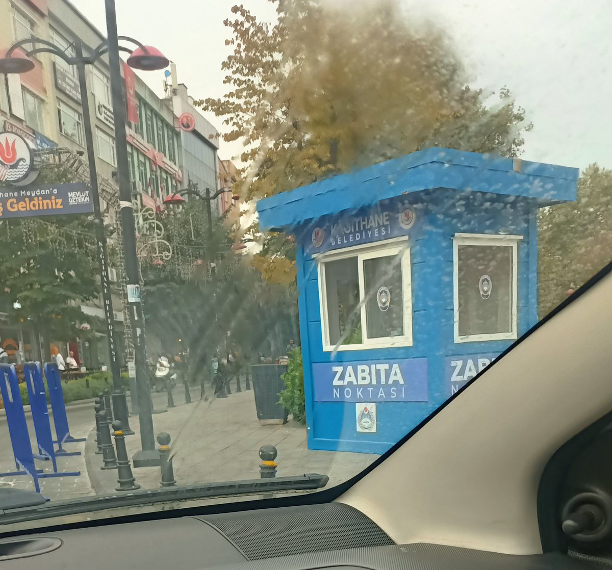 İnsanları aptal yerine koymaktan ne zaman vazgececeksiniz ? Yalandan bir zabıta kulübesi hiç insan yok ! <a href="/KagithaneBelTR/">Kağıthane Belediyesi</a> <a href="/MevlutOztekin/">Mevlüt Öztekin</a> @ibb