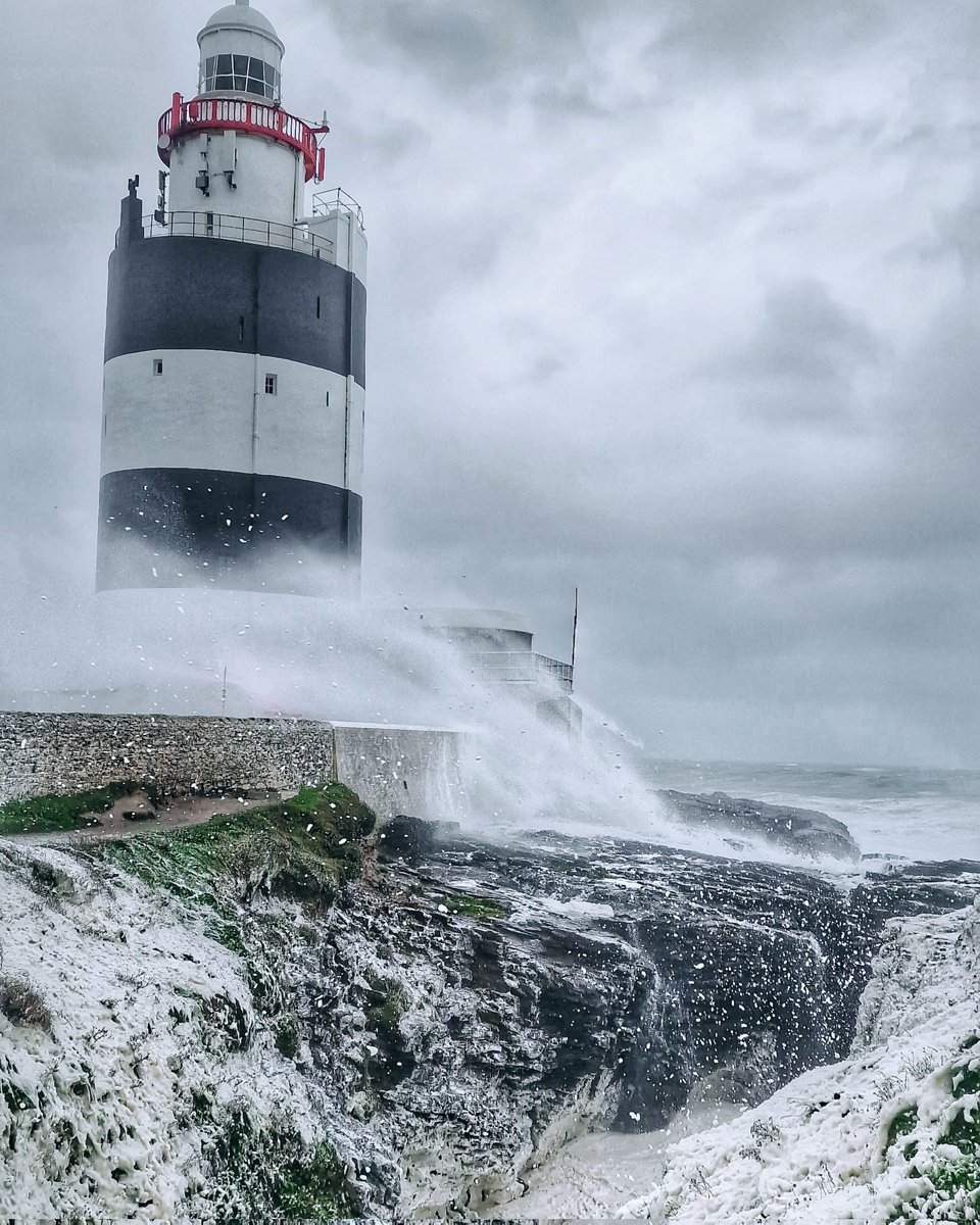 #StormAgnes V's #HookHead Bouy M5 off the South Wexford Coast measured a wave of 46' on Wednesday. That's a wave almost 5 Stories Tall 👀 #Wexford #Ireland #Storm