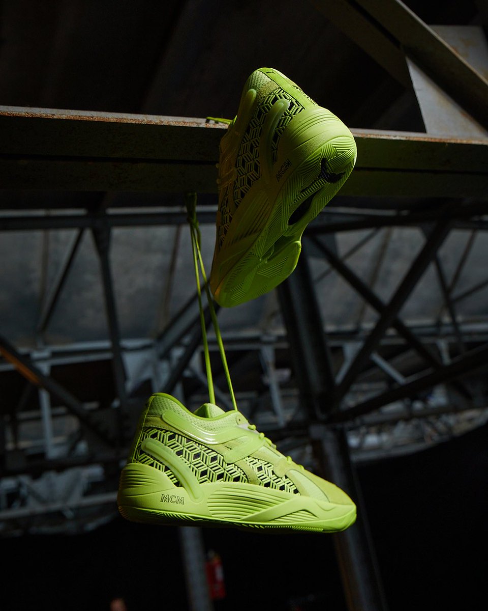 laceuphk's tweet photo. MCM與PUMA Hoops將推出備受期待的2023年秋冬聯乘系列第三波，此次最終回的聯乘是對運動經典的光輝演繹，系列中充滿活力的ready-to-wear和令人眼前一亮的PUMA TRC Blaze Court籃球鞋，無論場內場外均引人注目。

https://t.co/XuxFX6RiBb https://t.co/OlawzlKScv
