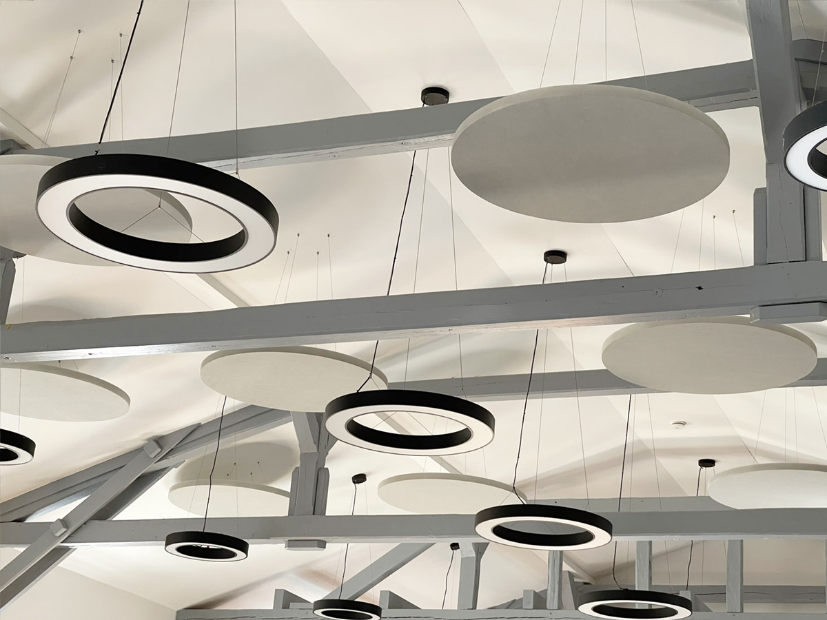 Den Gemeindesaal in Eichstedt durften wir akustisch etwas aufmöbeln. und haben die Nachhallzeit von 2,18 Sekunden auf 0,97 Sekunden gesenkt.

bilder-plus.de/ref_deckensege…