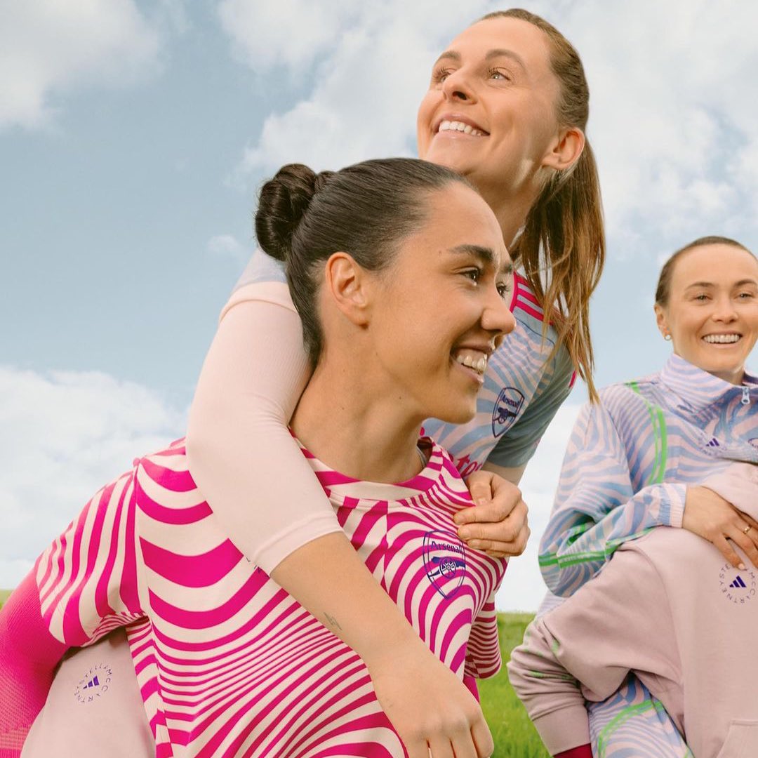 💜 La primera colección por y para un equipo femenino.

El Arsenal ha presentado su primera equipación de visitante que ha sido creada en exclusiva para ellas.

📌 También tienen su propia gama de viaje.

📸 <a href="/ArsenalWFC/">Arsenal Women</a>