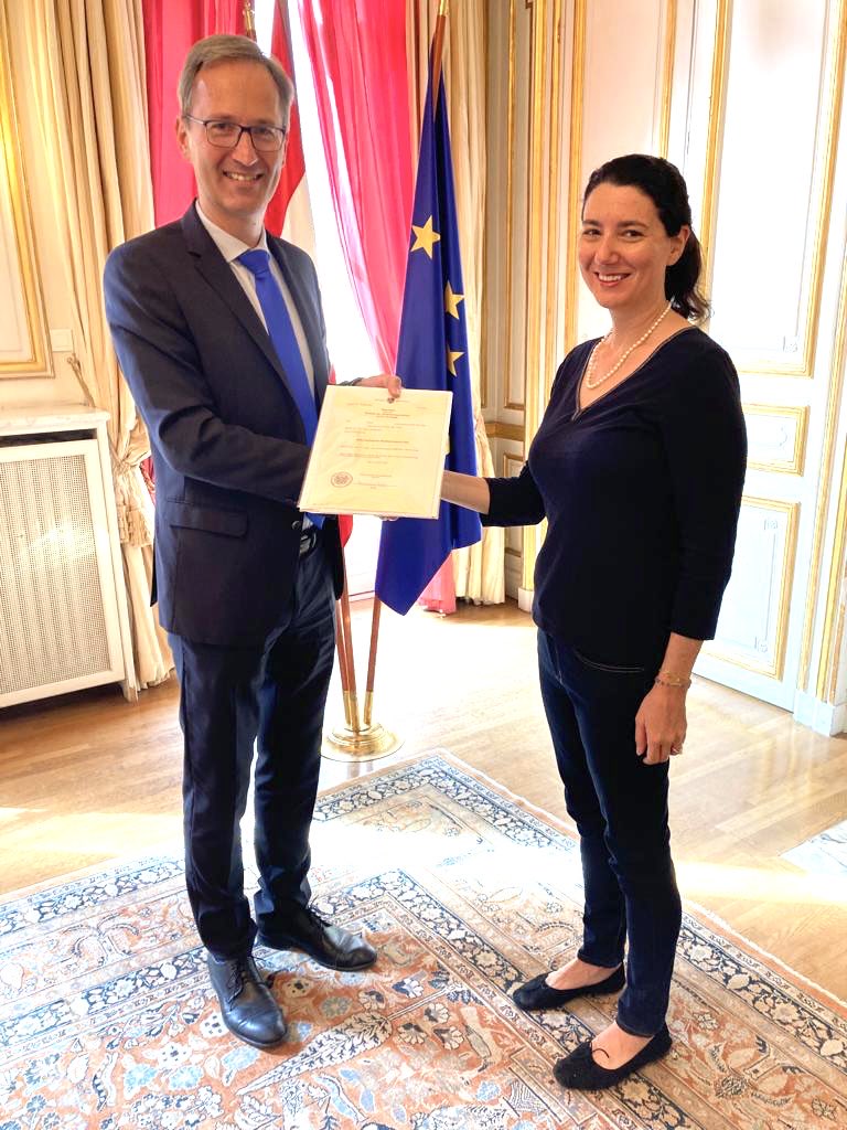 Il y a 85 ans, sa grand-mère fuit Vienne. Auj. sa petite-fille retrouve la nationalité autrichienne dans notre ambassade,comme déjà 22 300 victimes de la Shoah &amp; leurs descendants dans le monde. Un geste concret de réconciliation. Une loi initiée par le Parlement 🇦🇹 en 2020.