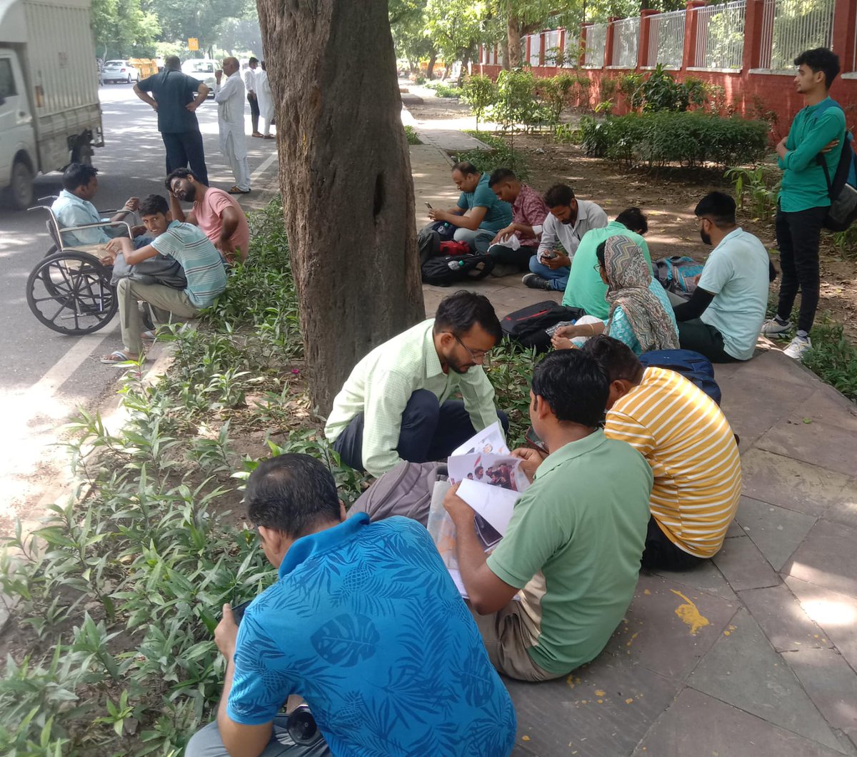 SukhveerHooda's tweet photo. @ManiSharrma 📍दिल्ली 
#कंप्यूटर अभ्यर्थी एक बार फिर अनिश्चितकालीन दिल्ली कूच किया हैं।✍🏿

मामला राहुल गाँधी की भारत जोड़ो यात्रा के दौरान किये गए वादे का है।

इस दौरान राहुल से कंप्यूटर बेरोजगारो ने मुलाकात की थी, गुजरात कूच भी किया था, ब्यूरोक्रेट्स ने मुलाकात भी की। नतीजा :- शून्य #शिथिलता https://t.co/ZNLf17gweo