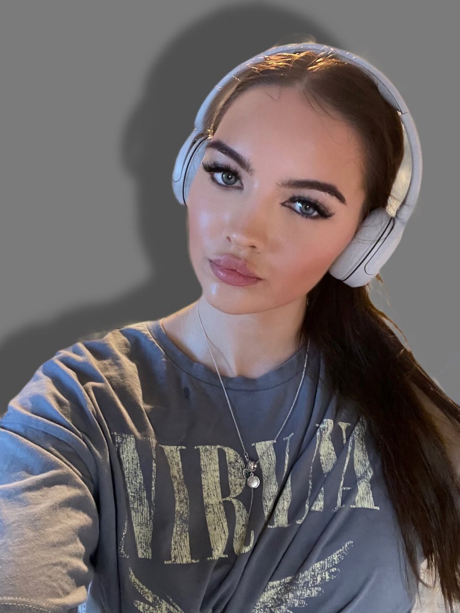 ghostefendii's tweet photo. Uh ohhh.. 🤭
Are you triggered by catfish mommy's sweaty scamsocks?

That's so cute! 🥰
You should show mommy how much they trigger you 💗
Get on your hands and knees and start pumping 😵‍💫✨

Now dispense cash for my smelly catfish gymsocks 🤑💸
You're such a loser 🖕 https://t.co/HBx8joSCEc