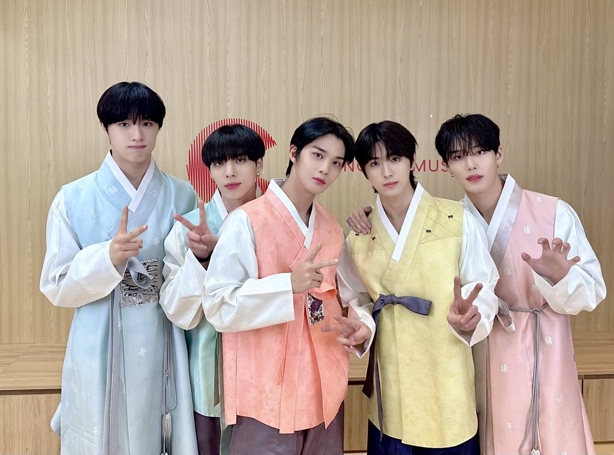 CIX_Official's tweet photo. CIX(씨아이엑스)의 2023년 추석 선물이 도착했습니다🎁

#CIX #씨아이엑스 #BX #승훈 #배진영 #용희 #현석 #2023추석 #한가위 https://t.co/wV021wgt3m