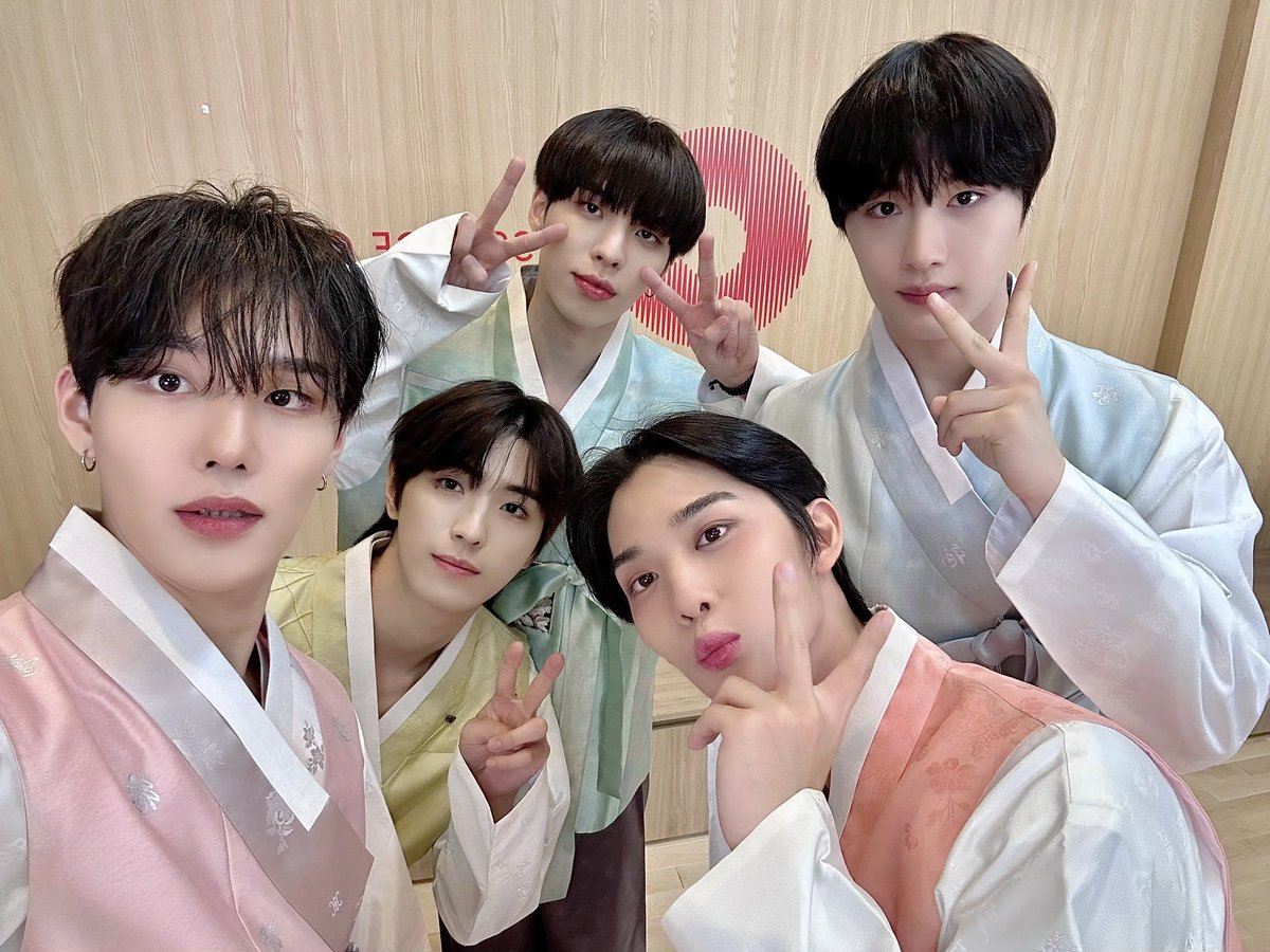 CIX_Official's tweet photo. CIX(씨아이엑스)의 2023년 추석 선물이 도착했습니다🎁

#CIX #씨아이엑스 #BX #승훈 #배진영 #용희 #현석 #2023추석 #한가위 https://t.co/wV021wgt3m