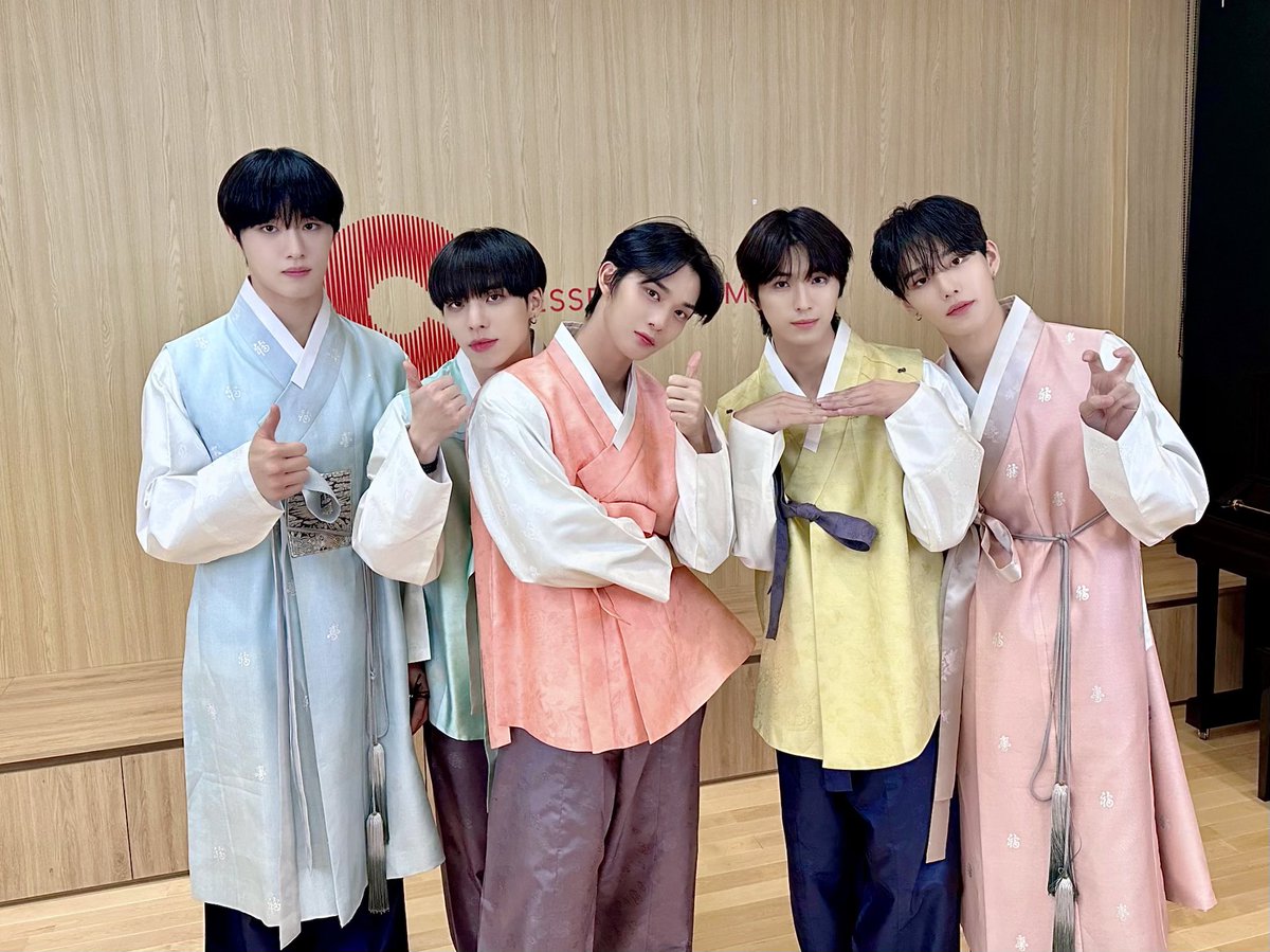 CIX_Official's tweet photo. CIX(씨아이엑스)의 2023년 추석 선물이 도착했습니다🎁

#CIX #씨아이엑스 #BX #승훈 #배진영 #용희 #현석 #2023추석 #한가위 https://t.co/wV021wgt3m