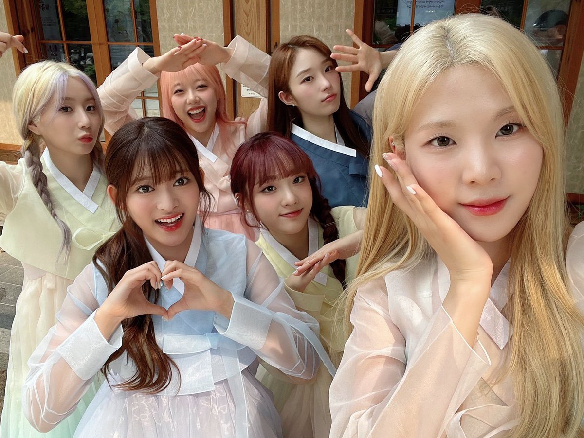 cignature_J9's tweet photo. [💝] 

시그니처는 보름달에게 싸인팬이랑 시그니처가 영원하길 빌었대요🫶🏻 싸인팬의 소원도 모두 이루어지는 한가위가 되길😍

#cignature #시그니처 #채솔 #지원 #셀린 #클로이 #세미 #도희 #2023추석 #한가위 https://t.co/HAj0WGxVv2