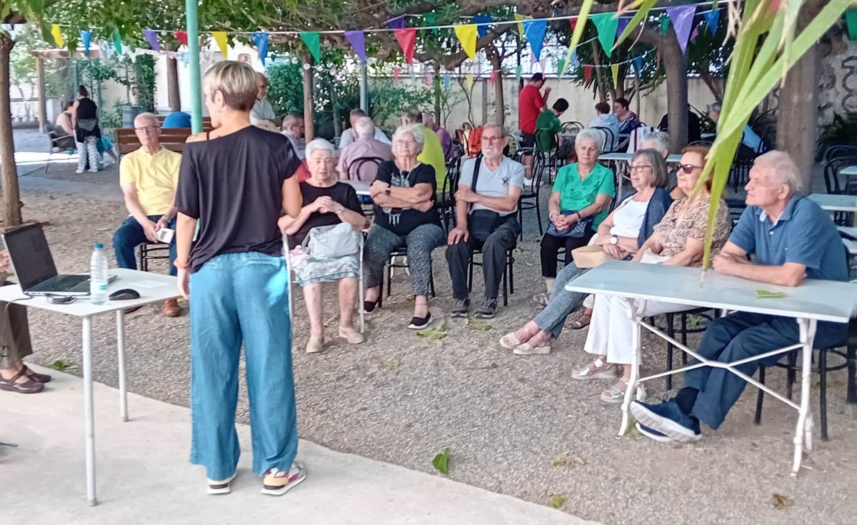 primariaicscat's tweet photo. Ha començat l'11a edició de l'#EscoladeSalut del #CAPSantAndreu amb la sessió 'Amb els peus a terra', impartida per la fisioterapeuta Laia Ariño per oferir eines per evitar caigudes
Més activitats, fins al 13 de desembre, els dimecres, a les 10 h, al Casal de Gent Gran Bascònia https://t.co/e1ea5PvhbD