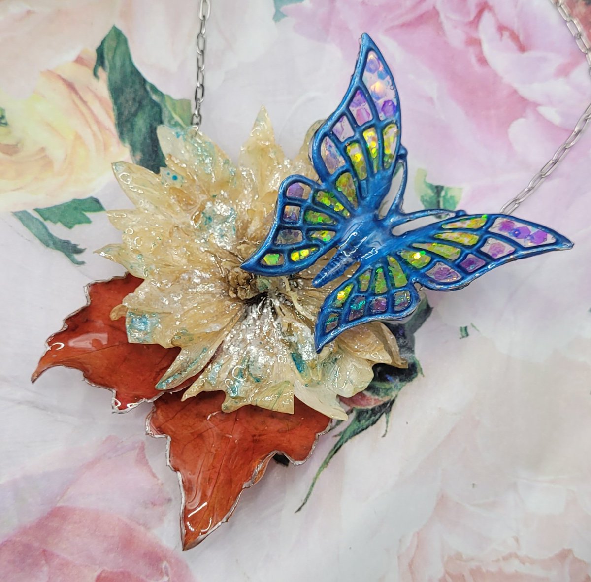 Shine_Addict_'s tweet photo. Collier composé en 3 étapes 🌿 :
-D'une marguerite blanche 🌼
-2 feuilles rouges de vigne vierge🌹
-Un papillon en métal issus d'une récupération et transformation de ma part . Totalement reteinté en bleu
#butterfly #papillon #collier #bijoux3D #marguerite #vignevierge https://t.co/LIhaAbSFCe