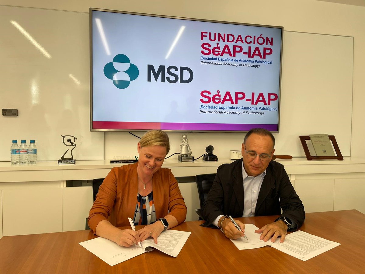 MSDEspana's tweet photo. #MSDEspaña y @SEAP_IAP han firmado un acuerdo para impulsar la medicina de precisión en #oncología poniendo el foco en la formación de los profesionales sanitarios, el acceso equitativo y la calidad en el diagnóstico. 
#Medicinadeprecisión
#CienciaHechosVida https://t.co/pefWZmKNWE