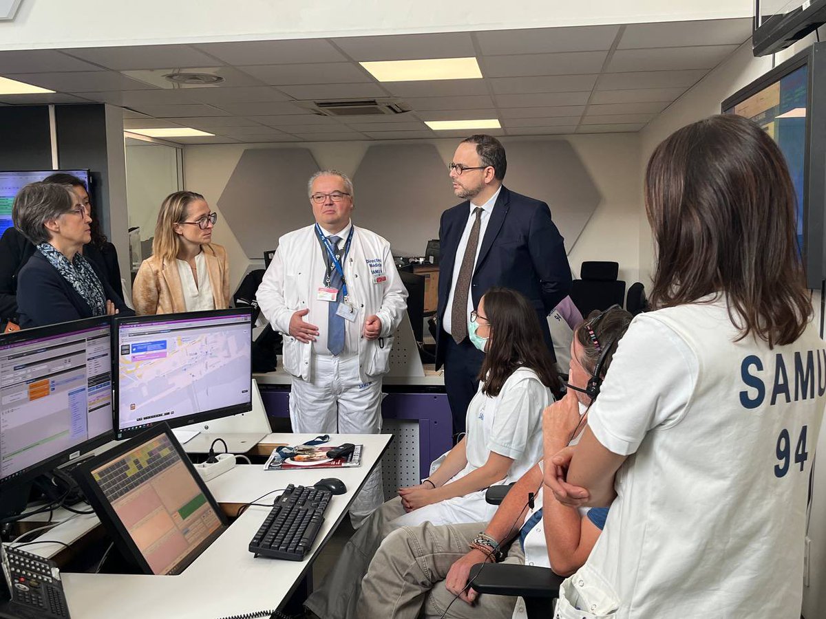 aur_rousseau's tweet photo. Les assistants de régulation médicale sont la voix du 15. Nous devions mieux reconnaître leur compétence et leur rôle clé : j’ai annoncé aujourd’hui une augmentation de 100€ brut de leur prime mensuelle et la reconnaissance des voies spécifiques d’avancement de carrière. https://t.co/nm7zCoSKww