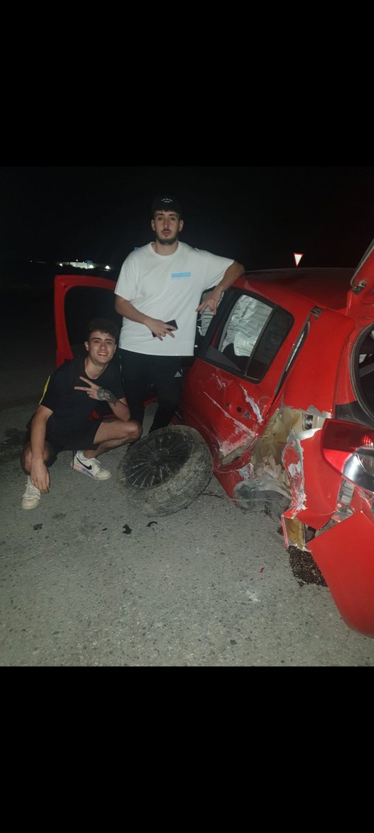 Dondamon_99's tweet photo. @AraRMarin @jiimenez_4 Primero la foto, luego se pregunta a la gente que cómo esta https://t.co/rxlhBdAz1q