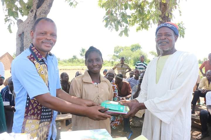 nuitdesparcs's tweet photo. A Banikoara, les élèves de l'école primaire publique de Tissoua ont bénéficié d'un don de fournitures scolaires et de matériels didactiques. Un geste de l'ONG African Parks à travers la direction du Parc national W-Bénin. https://t.co/rnbG2tS6m7