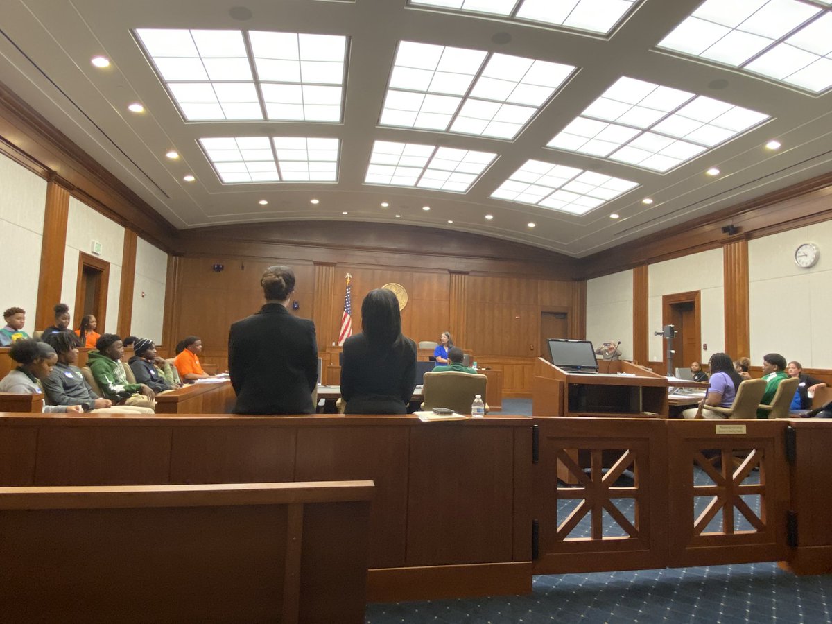 hsytchr's tweet photo. @MobilePublicSch as part of the Big Brother Big Sister program, students from Blount, LeFlore, &amp; Vigor participating in a mock trial 1st Amendment case. Pictured: jurors engaged in pre-deliberations. Eager to hear the case before the court. https://t.co/gy1kHRKFir